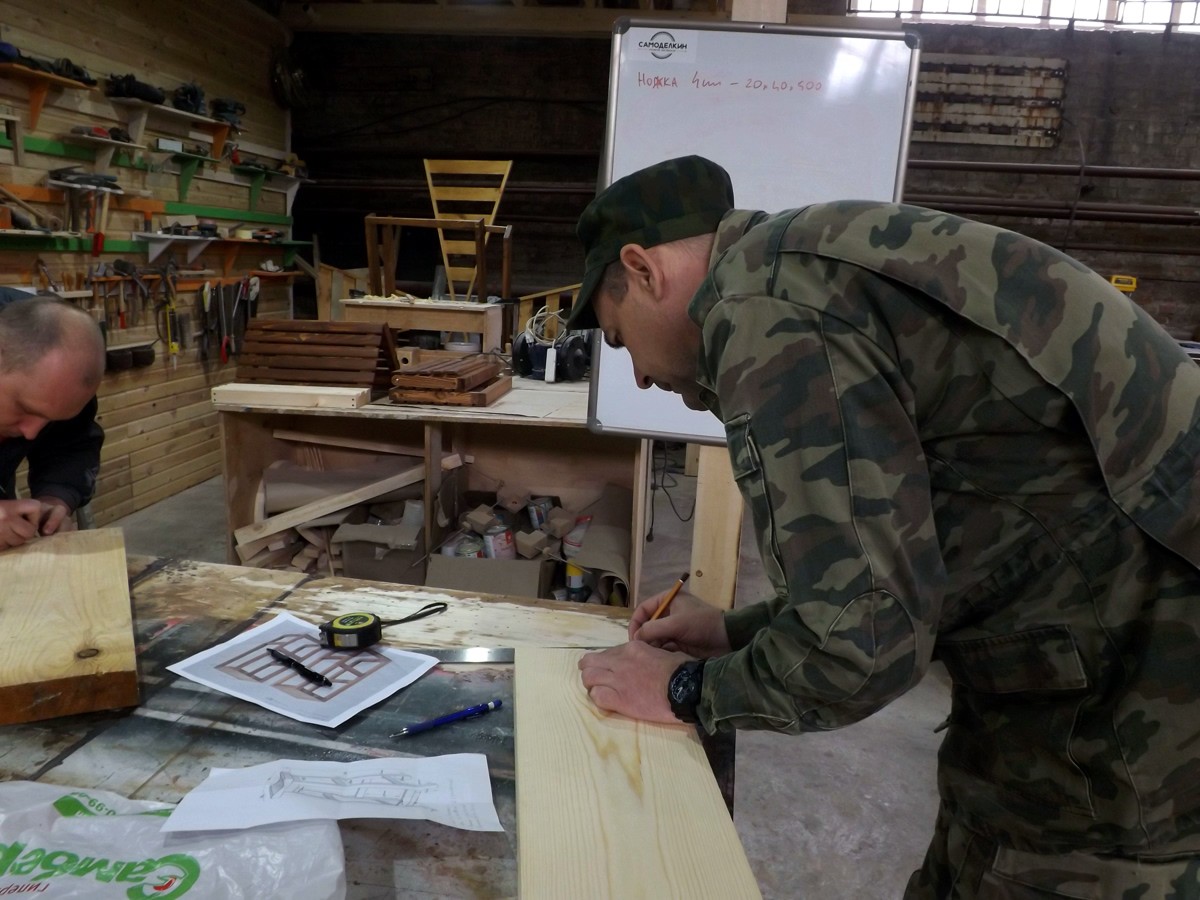 От табуретки до кровати: где в Хабаровске учат делать мебель