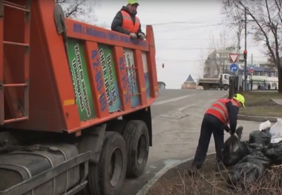 Война с зимним мусором в Хабаровске обретает затяжной характер