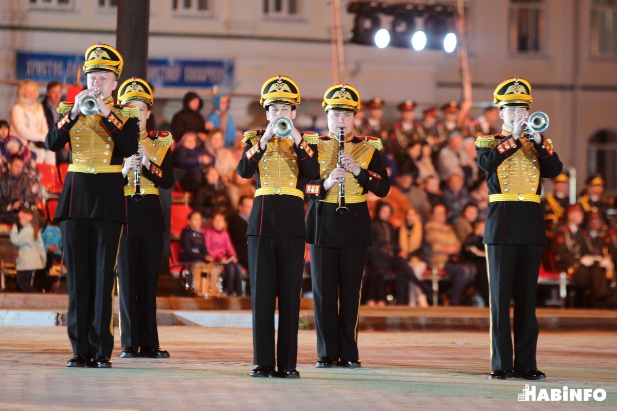 Участники фестиваля «Амурские волны» порадовали хабаровчан "Чунга-Чангой", "Метелью" и "Катюшей"