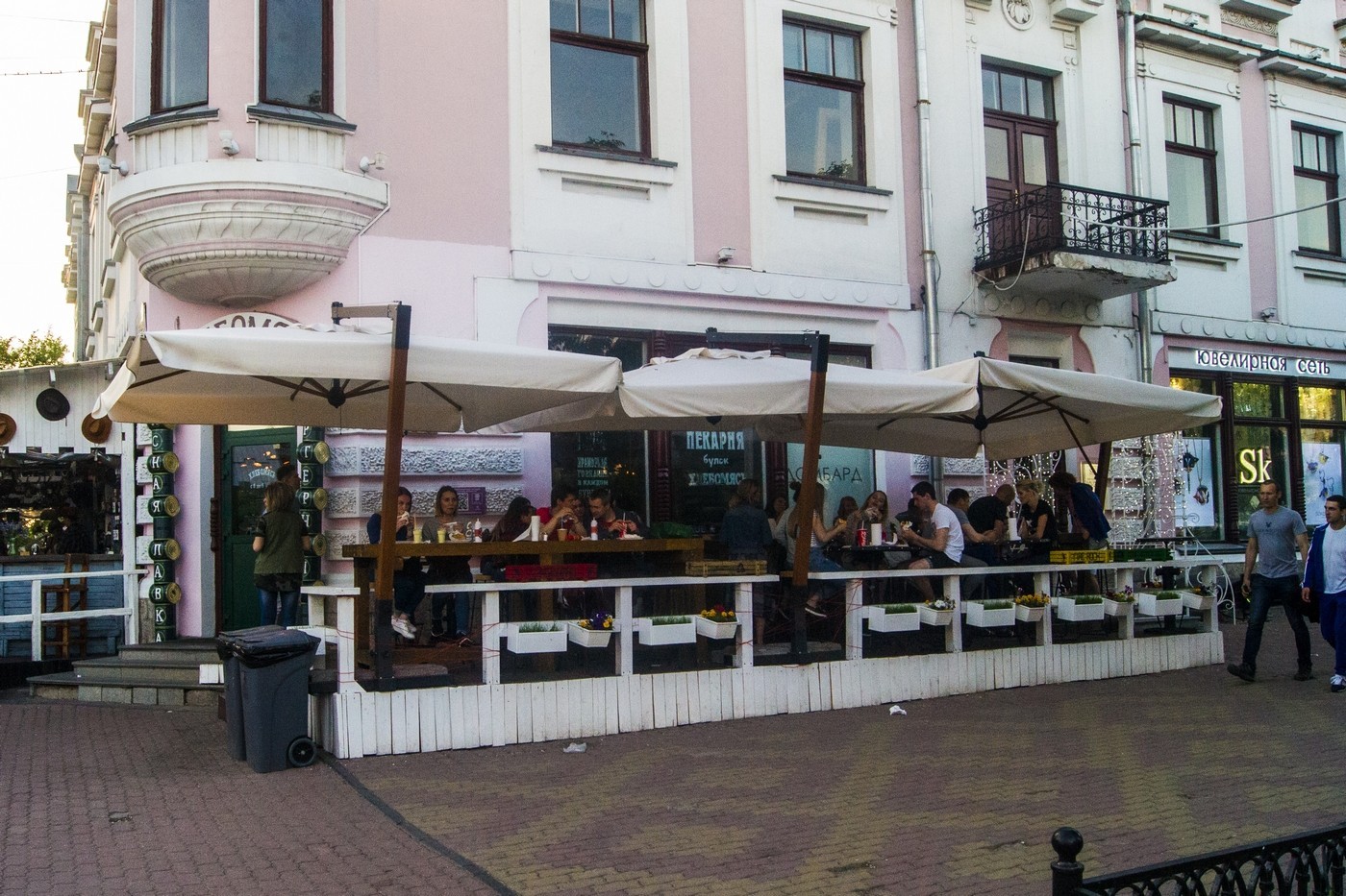 Обед на свежем воздухе: уютные террасы на главной улице Хабаровска