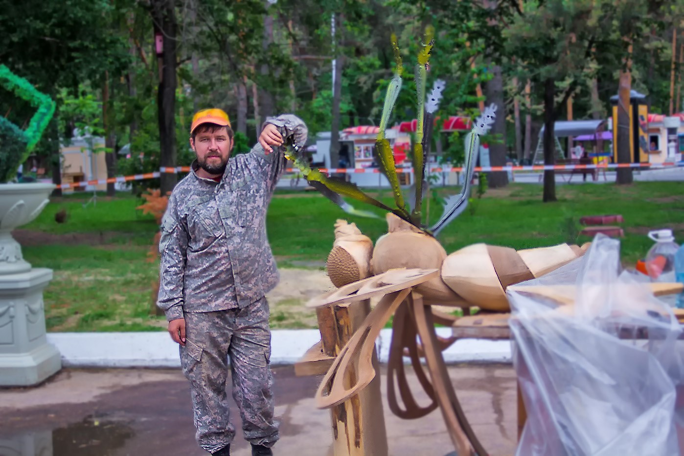 Муха-цокотуха и тигры на набережной: конкурс деревянных скульптур завершился в Хабаровске