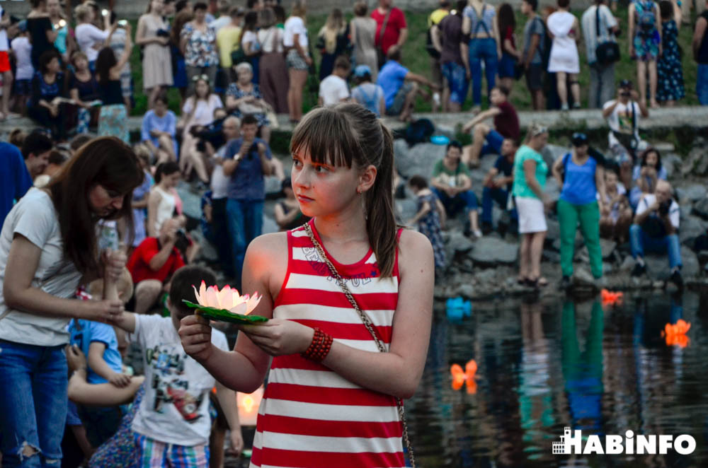 Хабаровчане "зажгли" городские пруды на фестивале водных фонариков