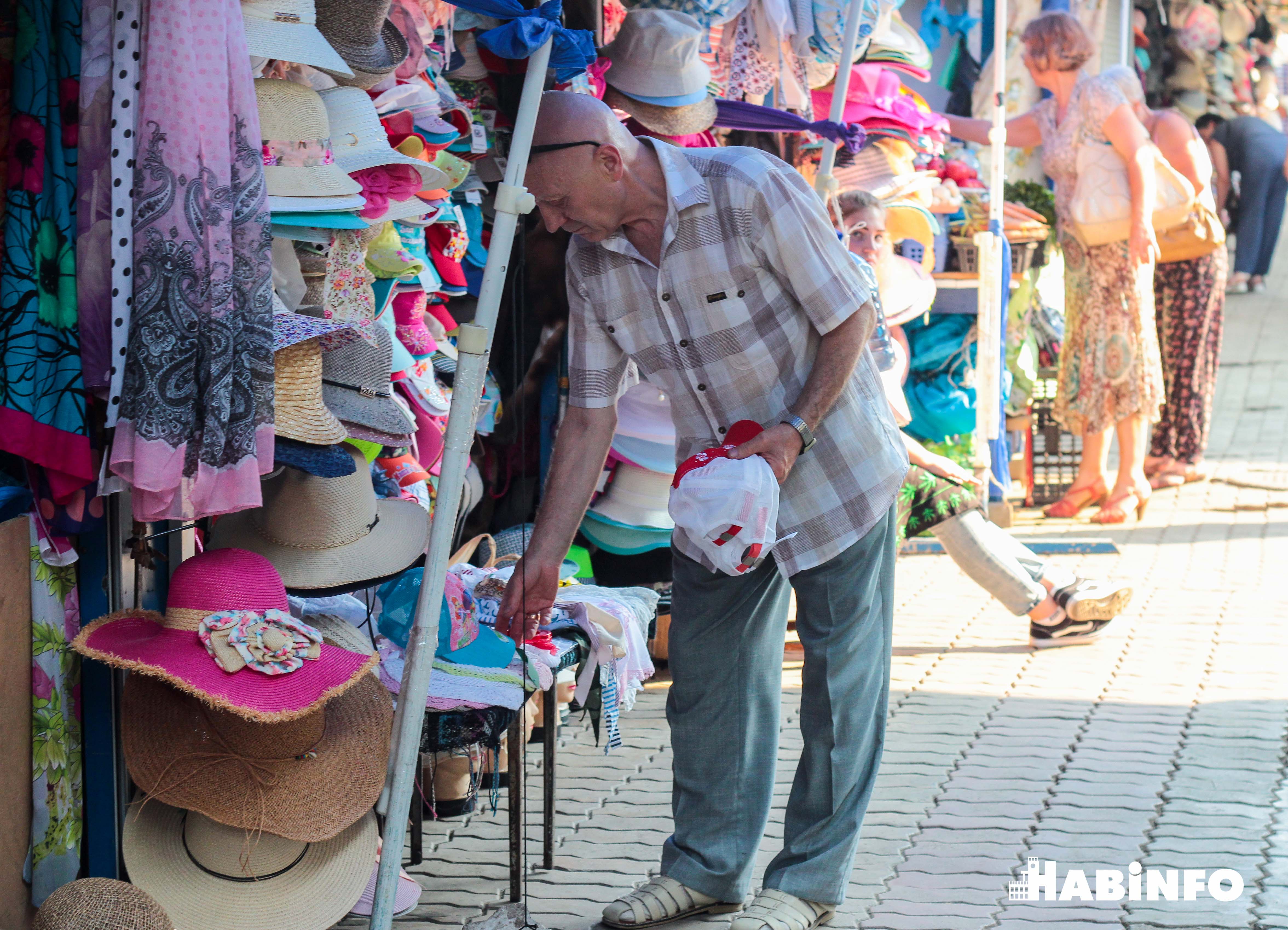 Соломенные шляпы и светящиеся спиннеры: что покупают на Центральном рынке хабаровчане