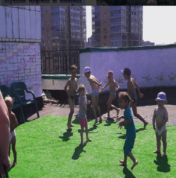 Детсадовцы в Хабаровске гуляют по крыше и поднимаются пешком на 14 этаж