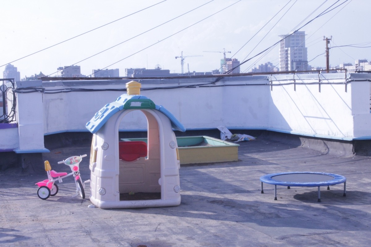 Детсадовцы в Хабаровске гуляют по крыше и поднимаются пешком на 14 этаж