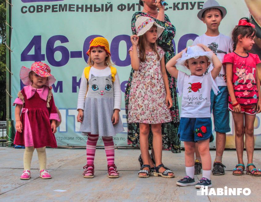 Всё дело в шляпе: хабаровские модницы устроили необычное дефиле на прудах