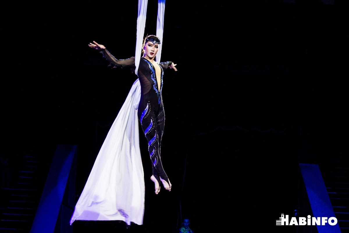 Бурятские артисты «завязываются» в узлы и «летают» под куполом Хабаровского цирка