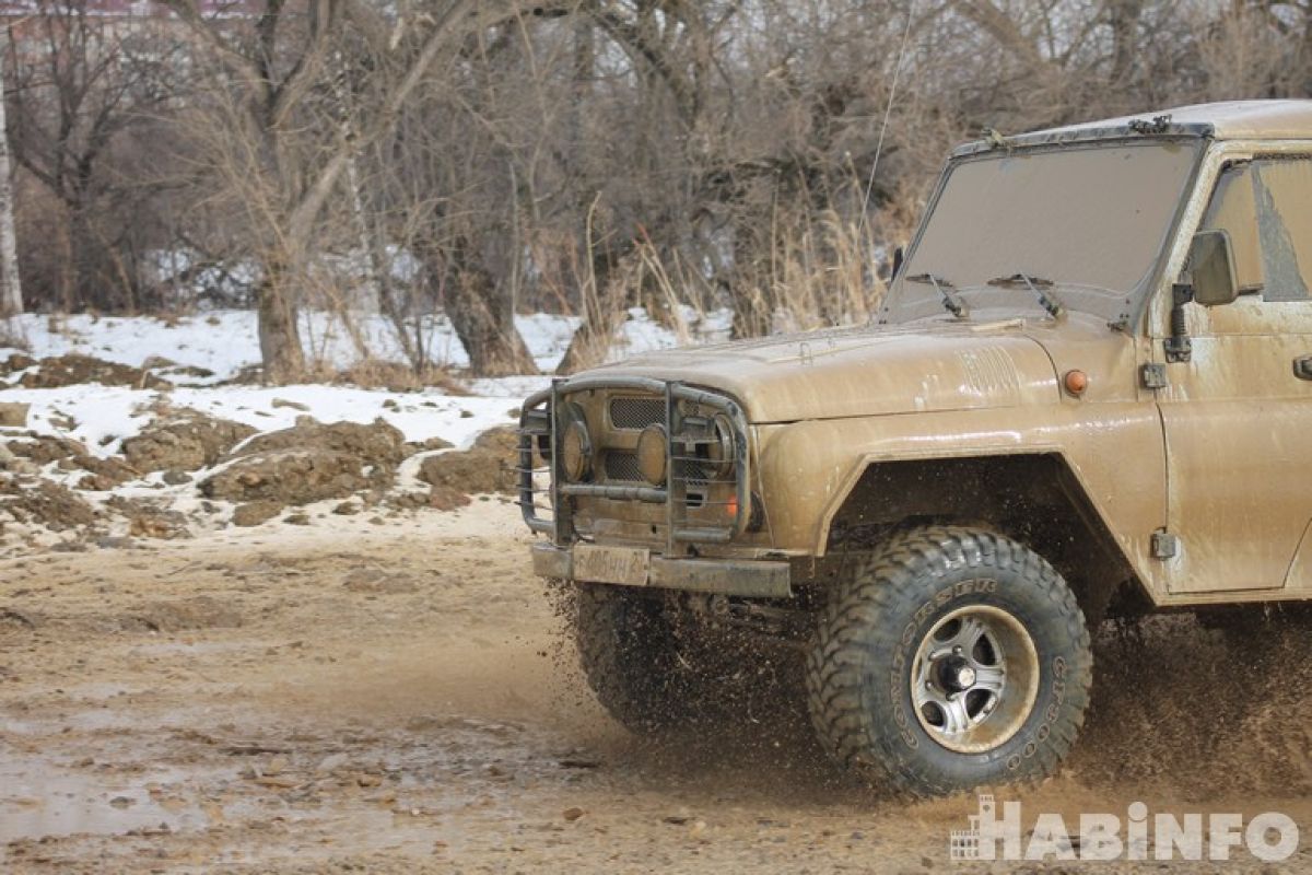 Мокрые и грязные весенние дороги Хабаровска добавили забот автомобилистам