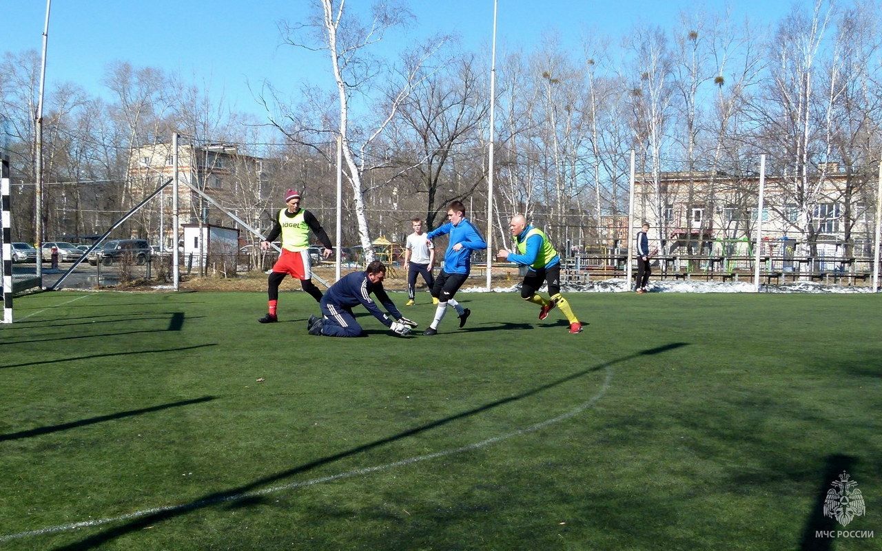 Хабаровские спасатели провели товарищеские игры по мини-футболу