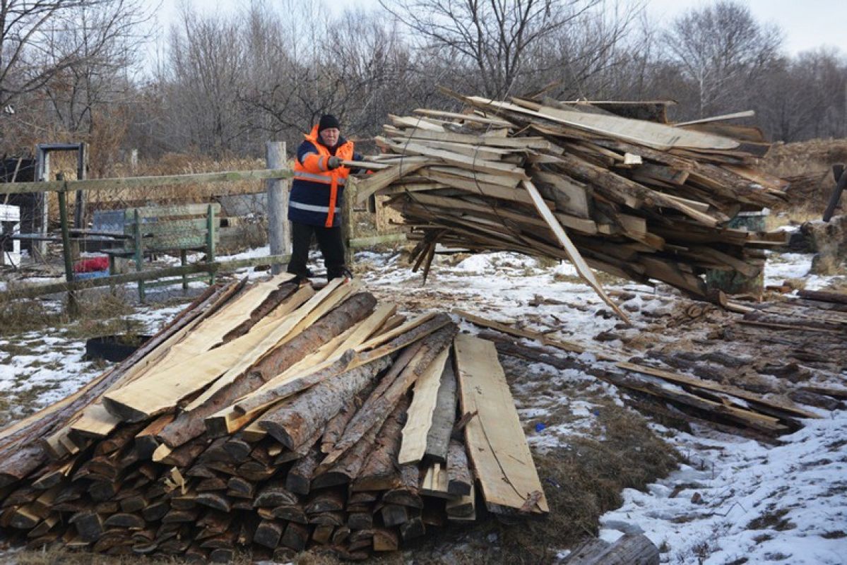 Семьи мобилизованных обеспечивают дровами