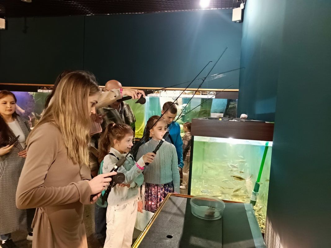 В Гродековском музее хабаровчане ловили рыбу из аквариума