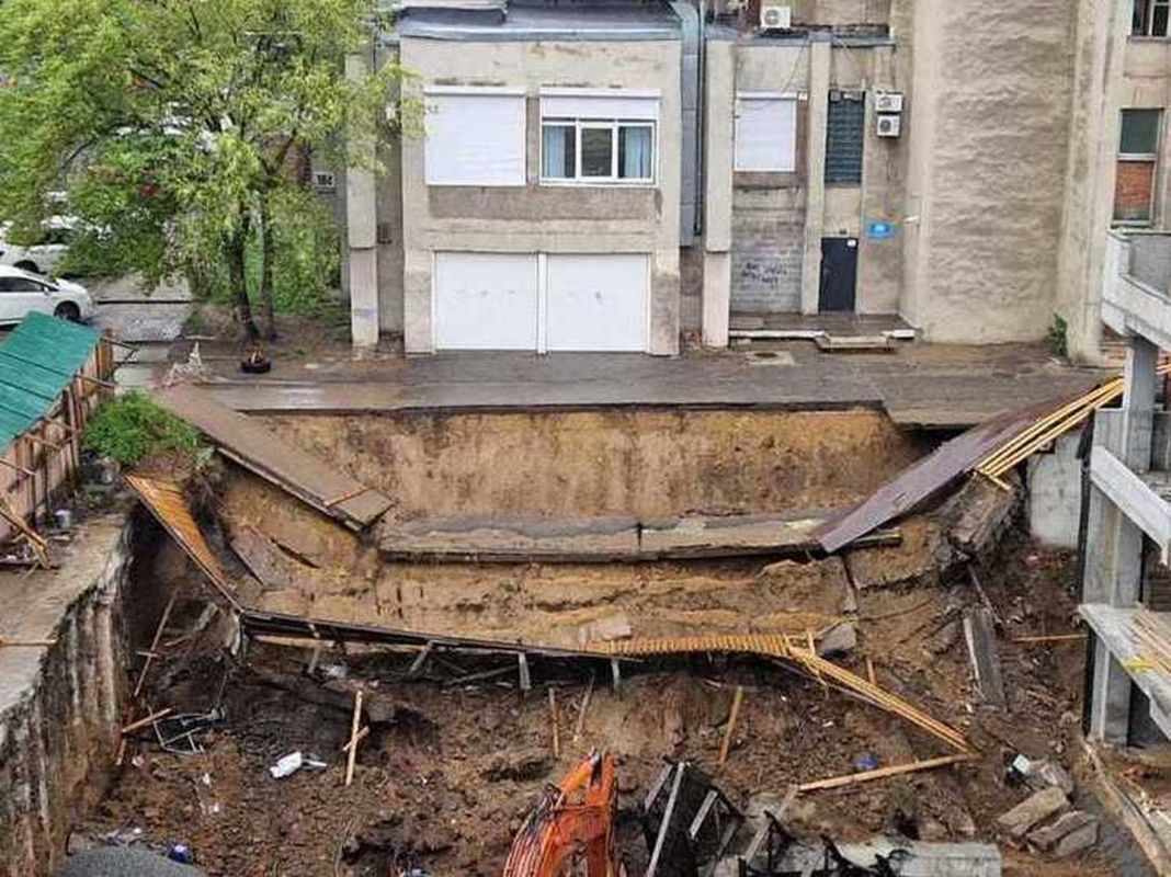 Стройка под окнами: новый провал дороги в Хабаровске угрожает безопасности жильцов