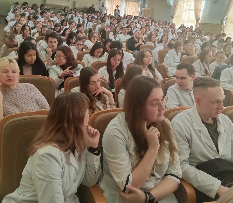 Зарплату от 100 тысяч рублей готовы платить выпускникам-медикам в больницах и поликлиниках края