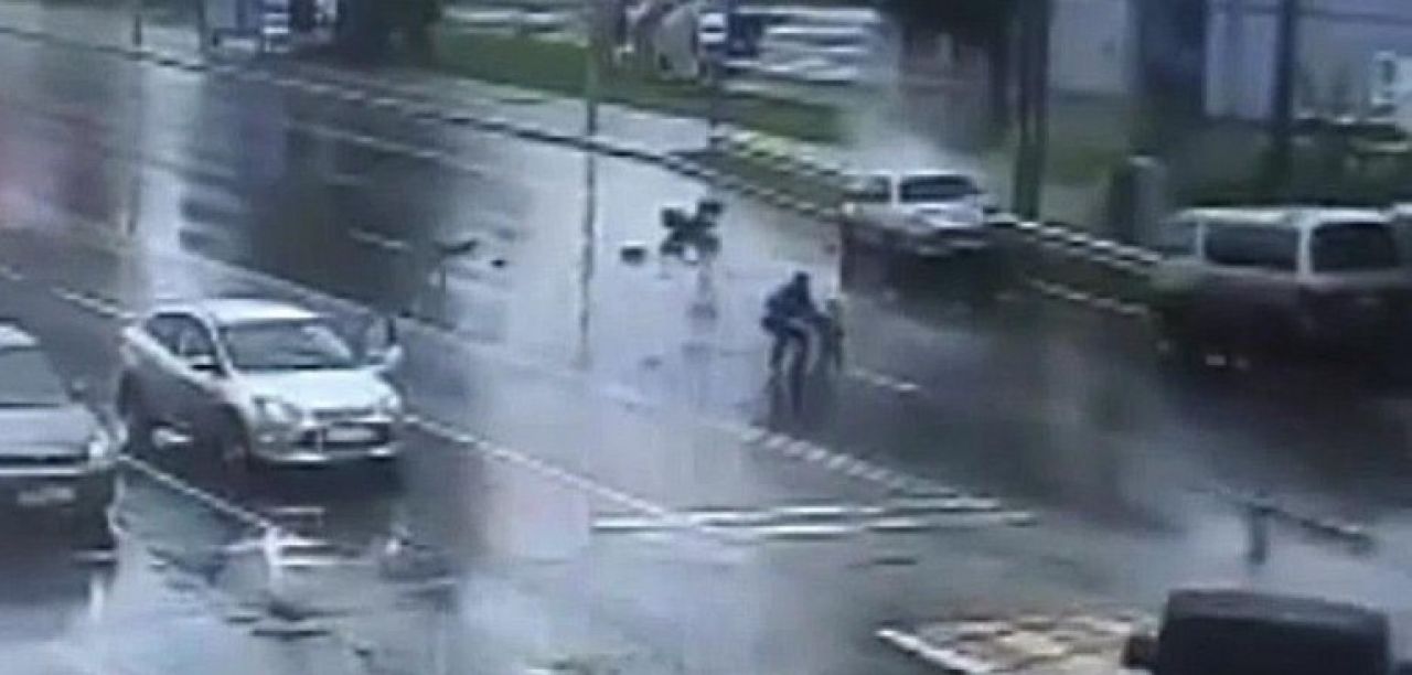 Вытащил из-под колёс: хабаровский полицейский получил награду за спасение ребёнка