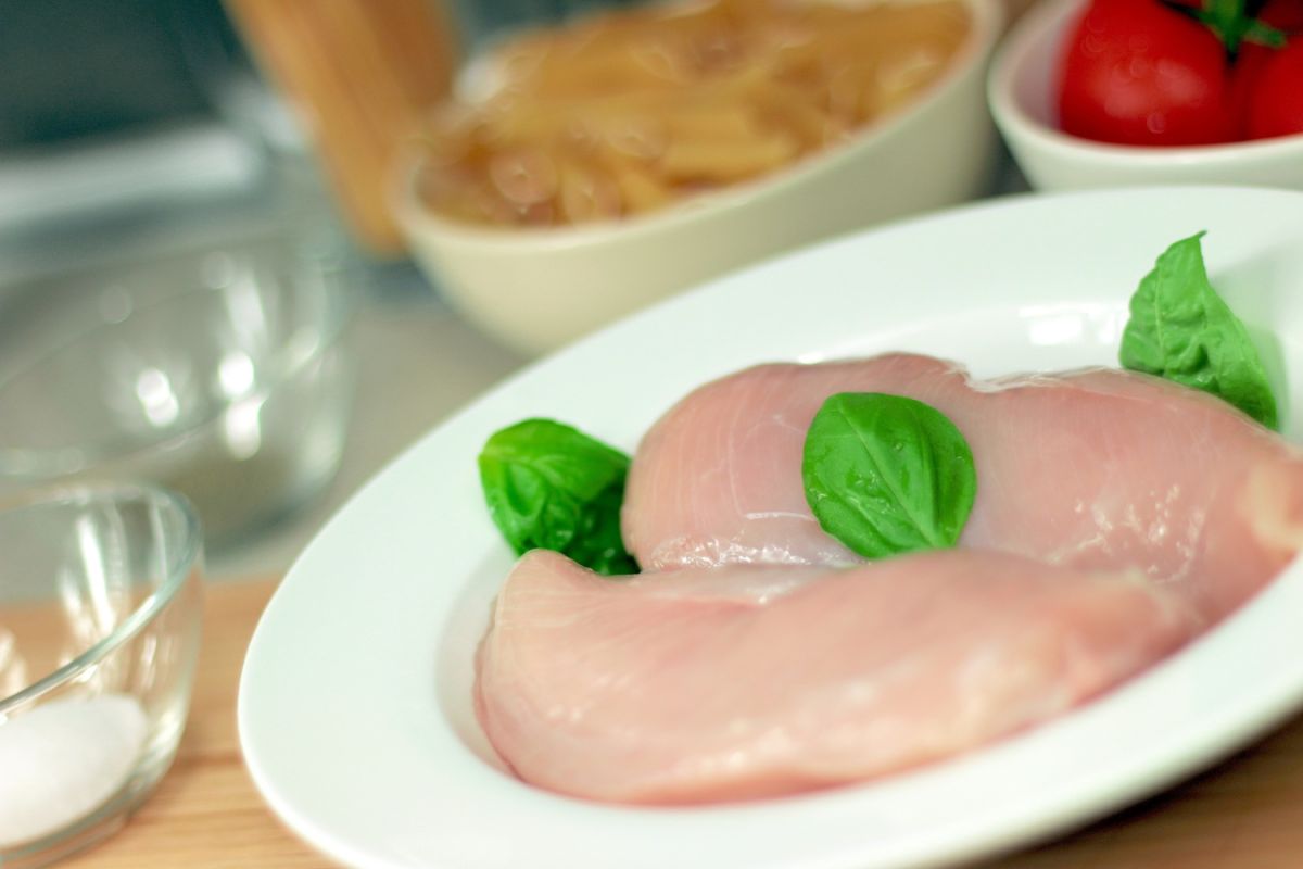 В крупной партии куриного мяса из Китая обнаружена сальмонелла
