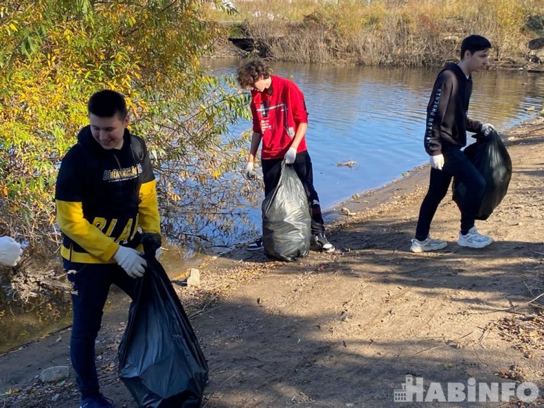 Хабаровские подростки участвуют в озеленении города и получают вознаграждение