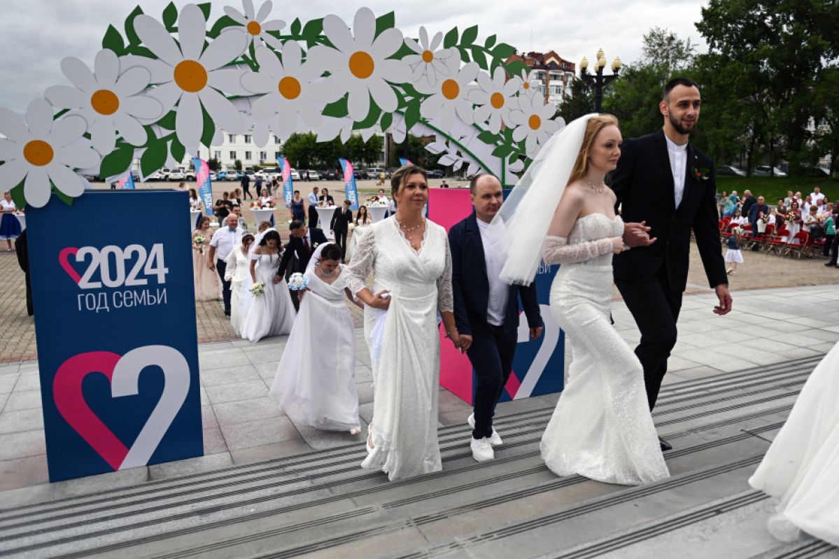 13 счастливых союзов: в Хабаровске прошла массовая регистрация браков