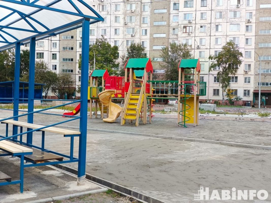 С мечтой о лавочке. Хабаровчане благоустраивают дворы на краевые гранты