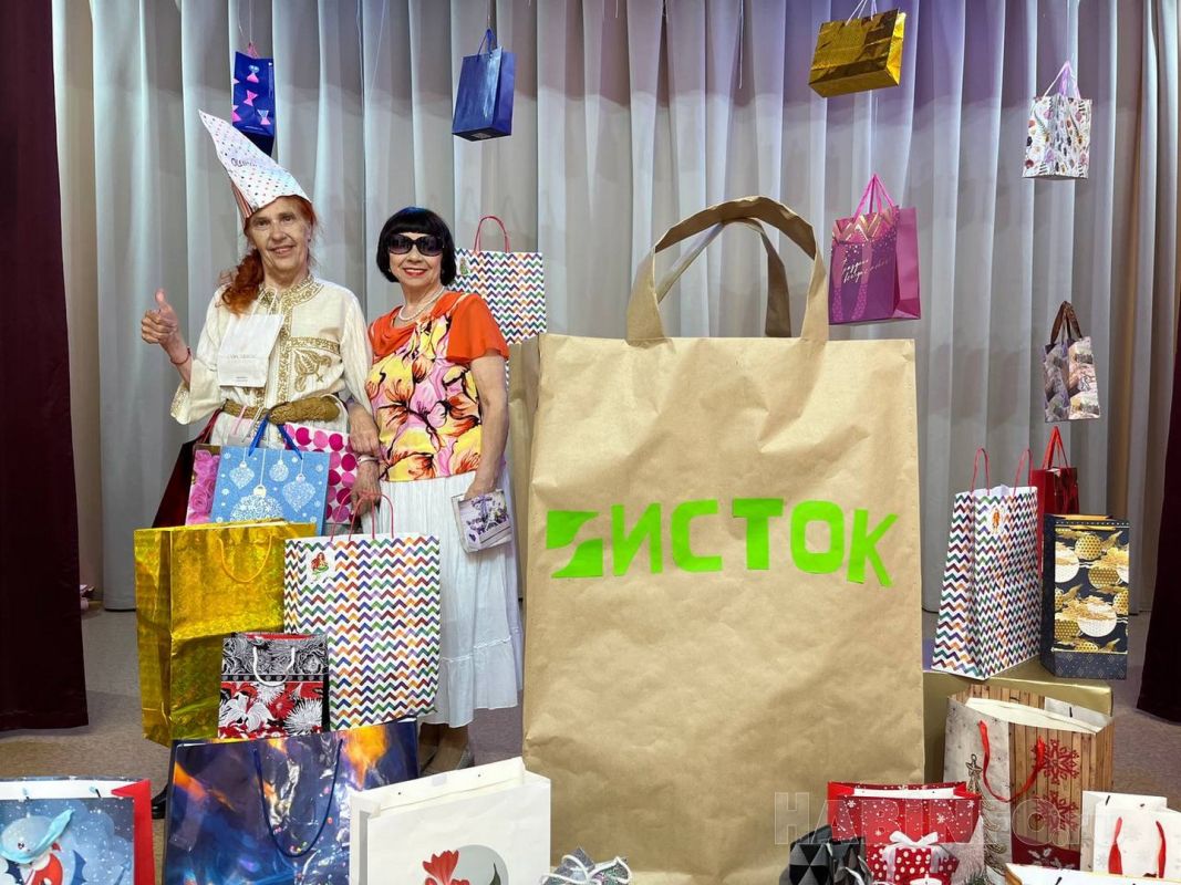 Зачем хабаровские пенсионеры нарядились в бумажные пакеты