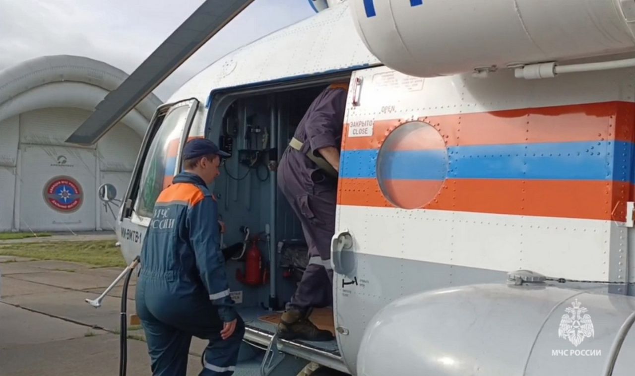 Спасатели пытаются найти трёх человек в Охотском море