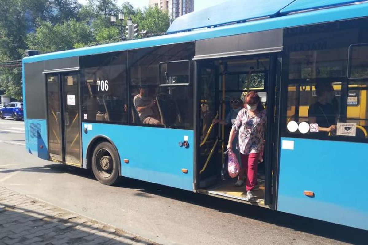 Хабаровчан пытаются убедить носить маски в автобусах