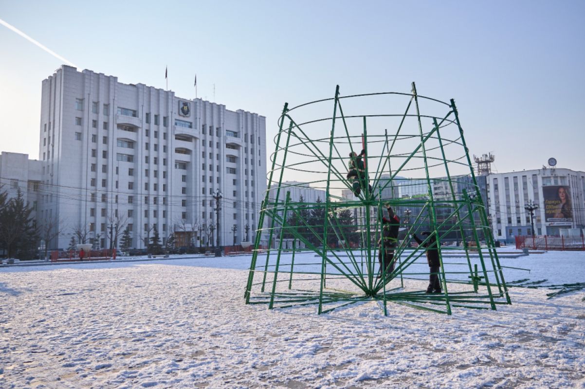 Главную площадь Хабаровска начали оформлять к Новому году