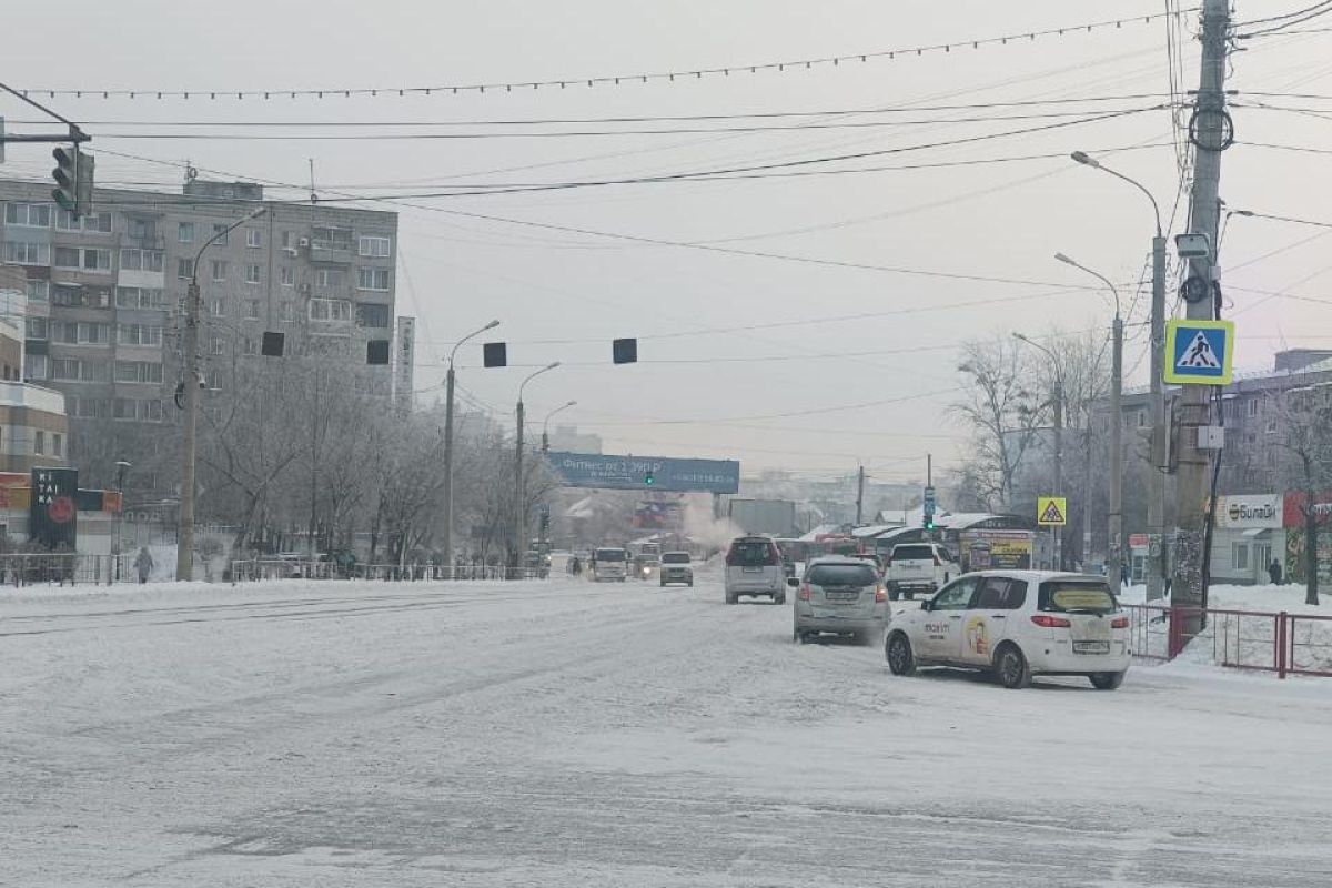 Автомобили, мешающие расчистке снега в Хабаровске, отправляют на арестплощадку 
