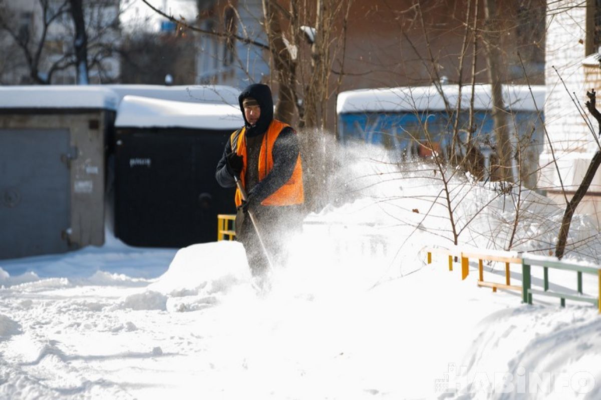 Хабаровск продолжают очищать от снега
