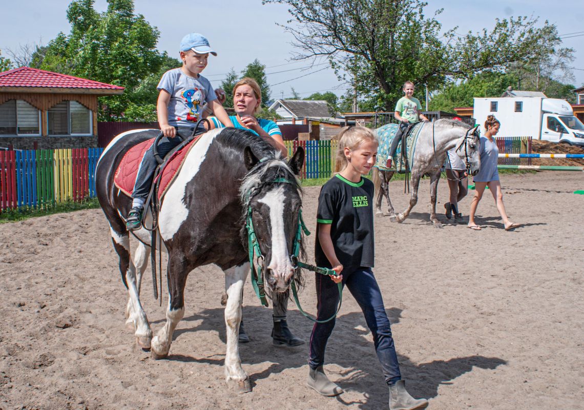 В Хабаровском конно-спортивном клубе инвалидов практикуют иппотерапию