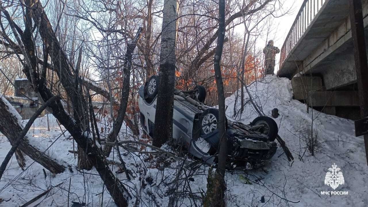 Внедорожник съехал с моста в Хабаровском крае: водителя передали медикам