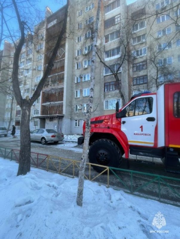 Хабаровские пожарные ликвидируют последствия пожара в частном доме