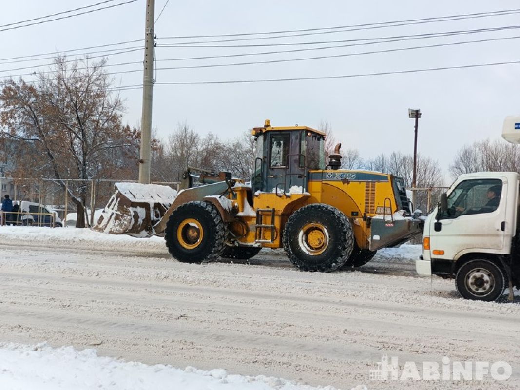 Дорожные службы Хабаровска продолжают расчистку улиц после очередного циклона