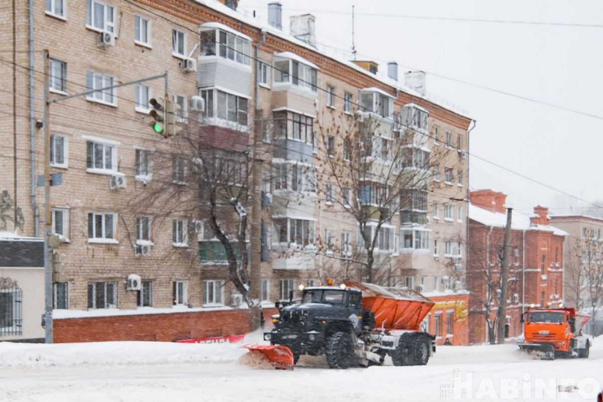 Циклон в Хабаровском крае задерживается: аэропорты расчищают, автобусы отменяют