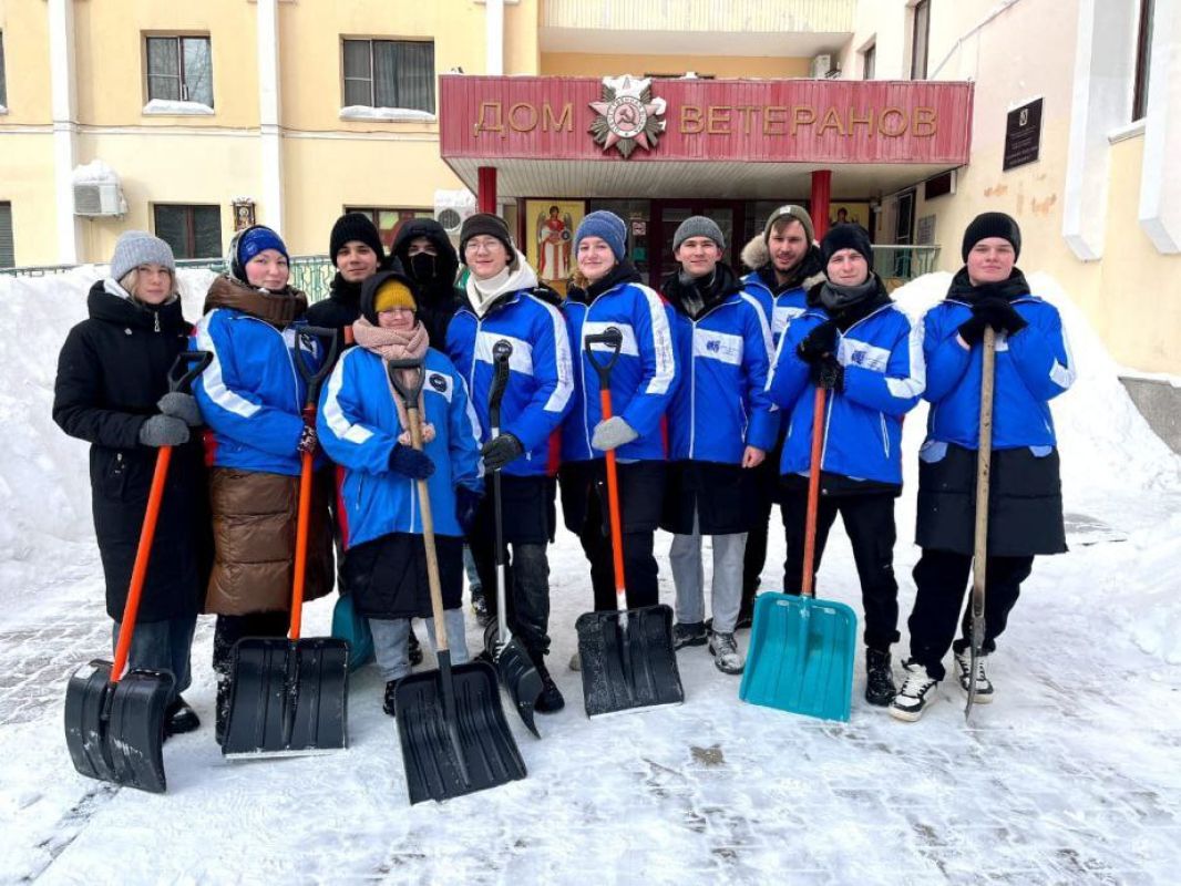 Молодёжь Хабаровска вышла на уборку снега