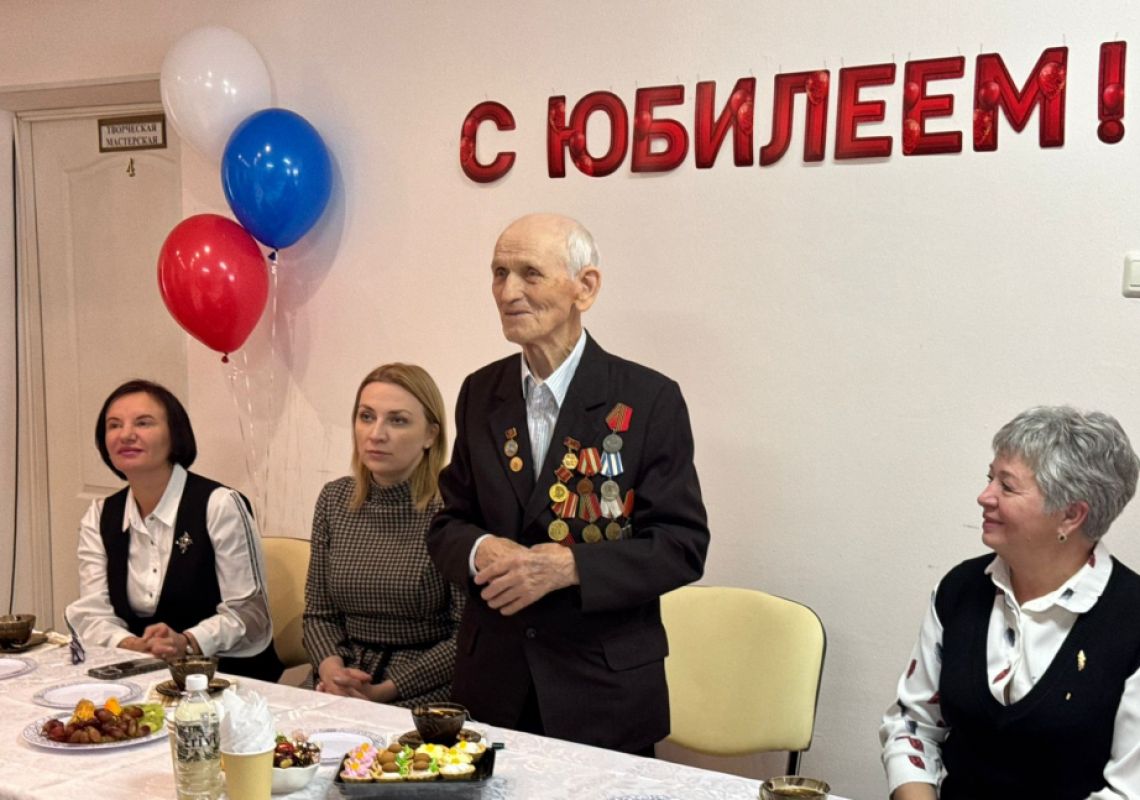Хабаровского ветерана поздравили со&nbsp;100-летним юбилеем