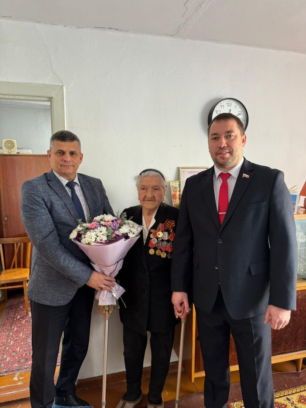 Хабаровчанке вручили медаль в честь 80-летия Победы в Великой Отечественной войне