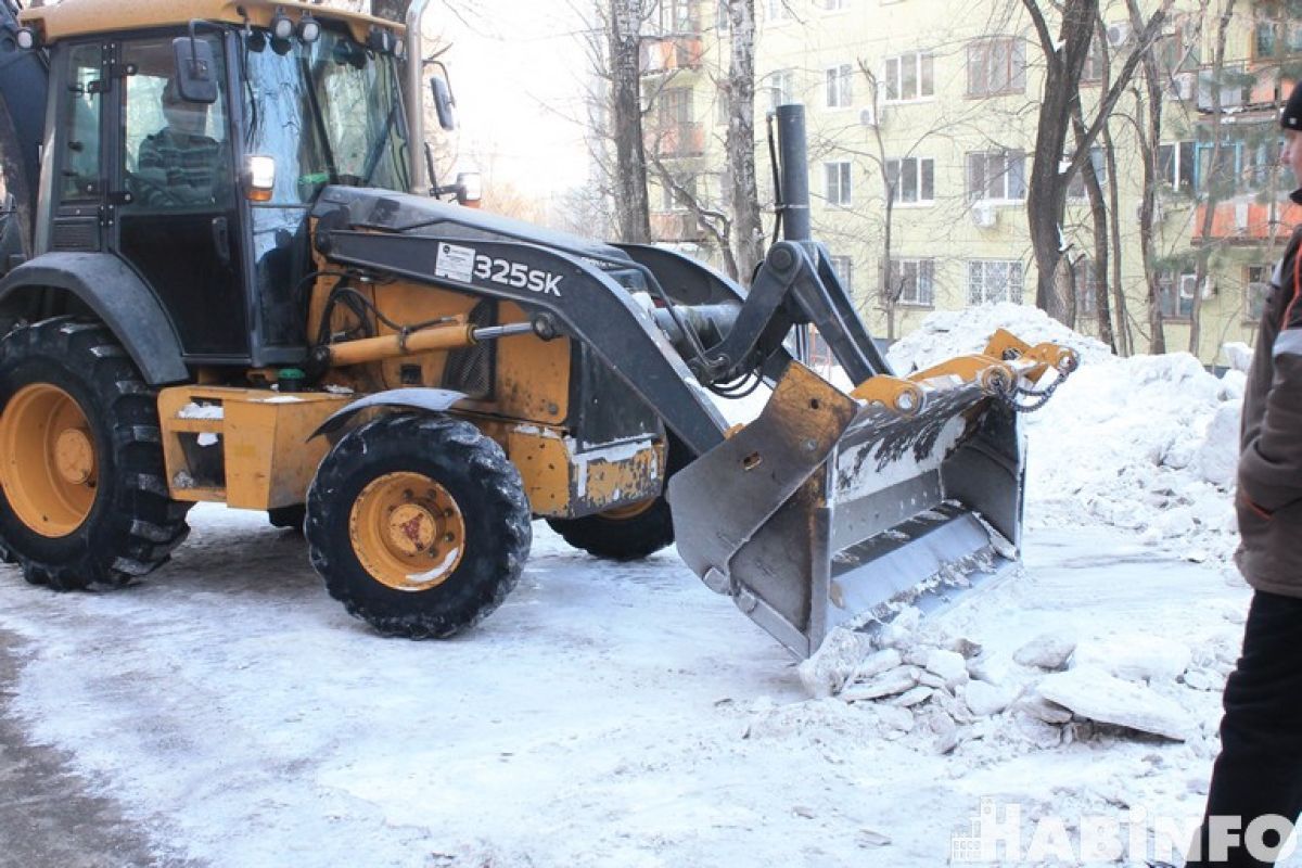 В Хабаровске продолжают очищать от снега дороги и автобусные карманы