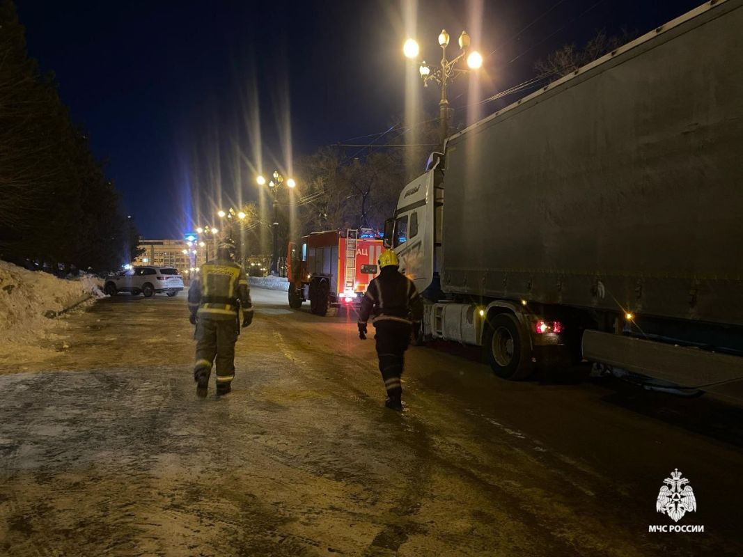 Хабаровские пожарные помогают застрявшим в снегу фурам