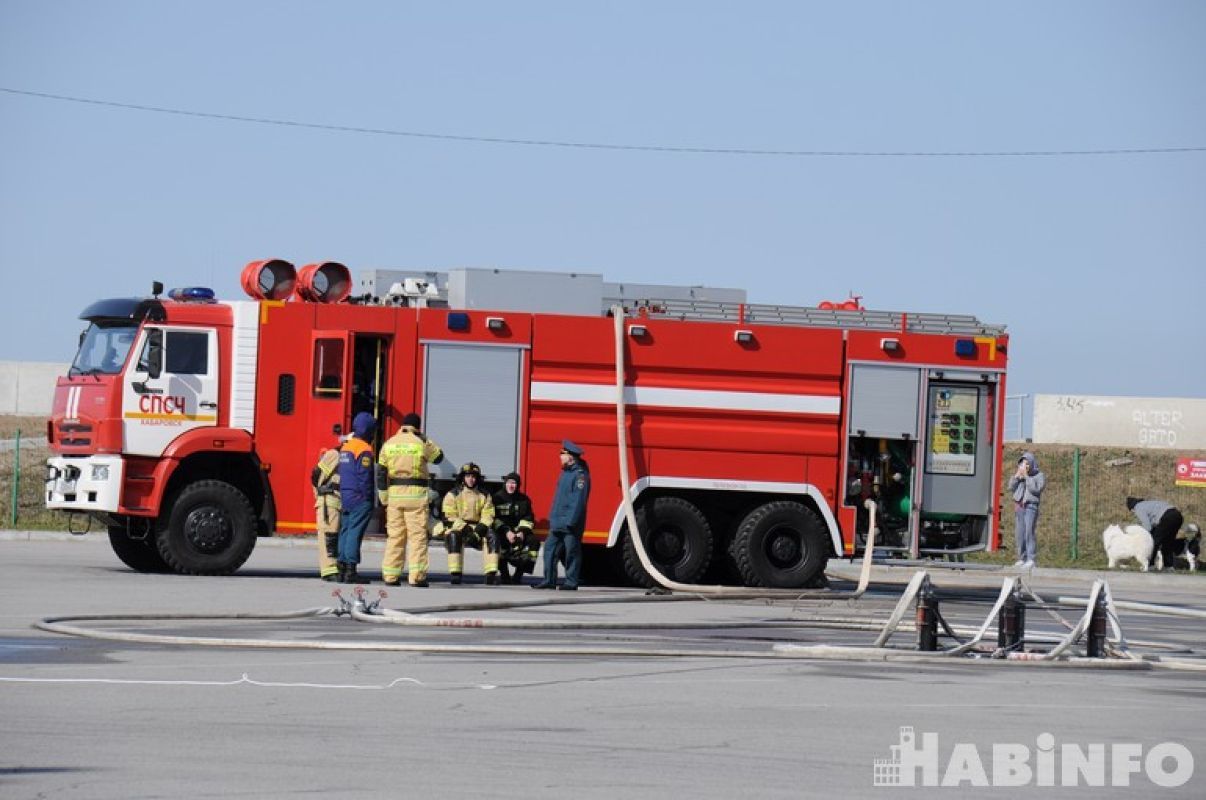 В Хабаровске горел подвал многоэтажки, а в Городе юности — автосервис 