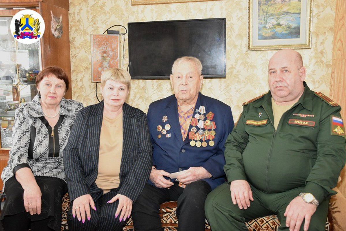Юбилейные медали вручили хабаровским ветеранам 