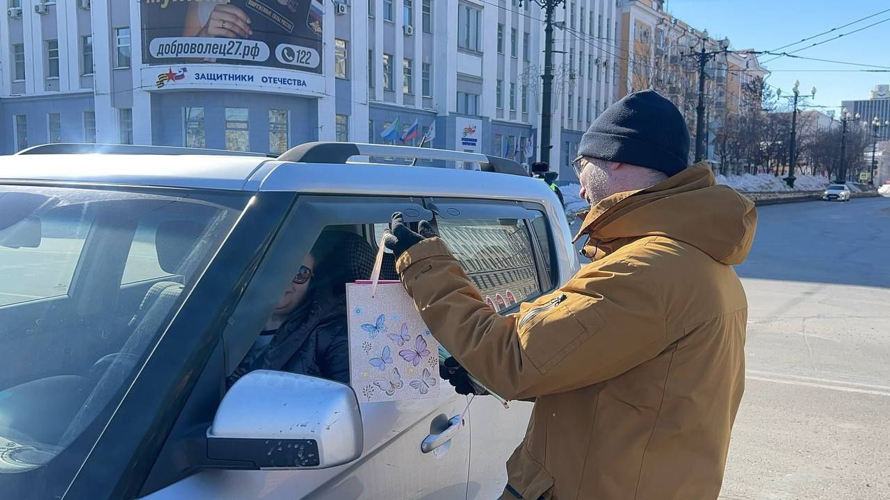 Автоледи Хабаровска получили цветы от автоинспекторов