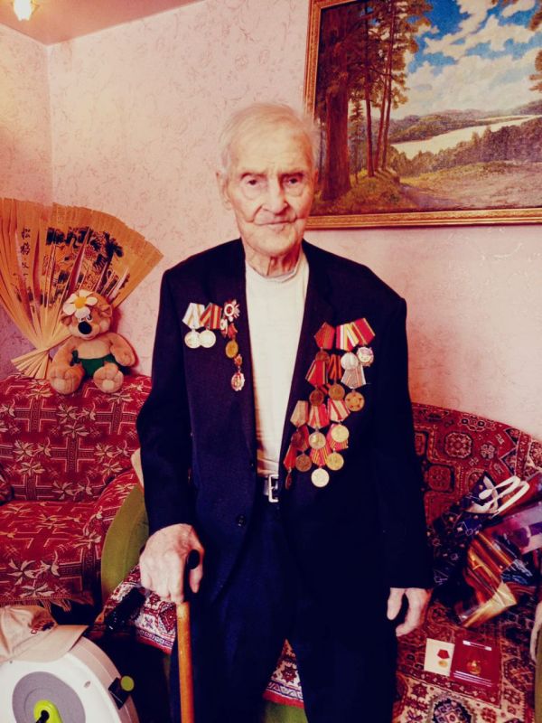 Юбилейной награды к 80-летию Победы удостоен ветеран войны из Бикинского округа