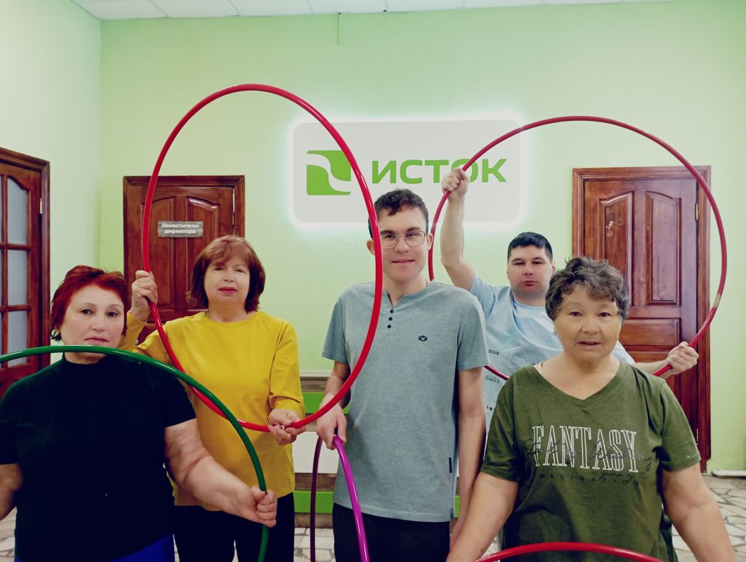 «Семь» бабушек и один юноша: Любимый тренер хабаровских пенсионерок работает в Истоке
