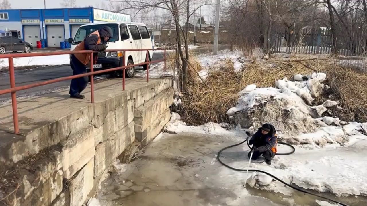 Хабаровские коммунальщики прочистили заледенелые трубы в&nbsp;районе Матвеевского шоссе