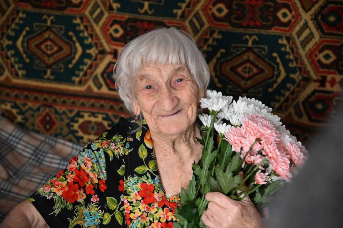 Труженицу тыла из Хабаровска поздравили с 99-летием