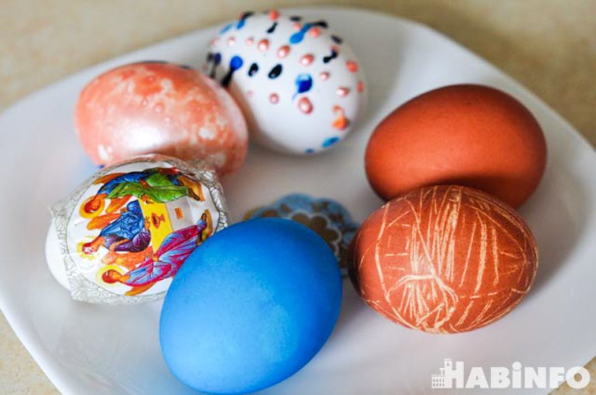 Четыре простых способа покрасить яйца на Пасху