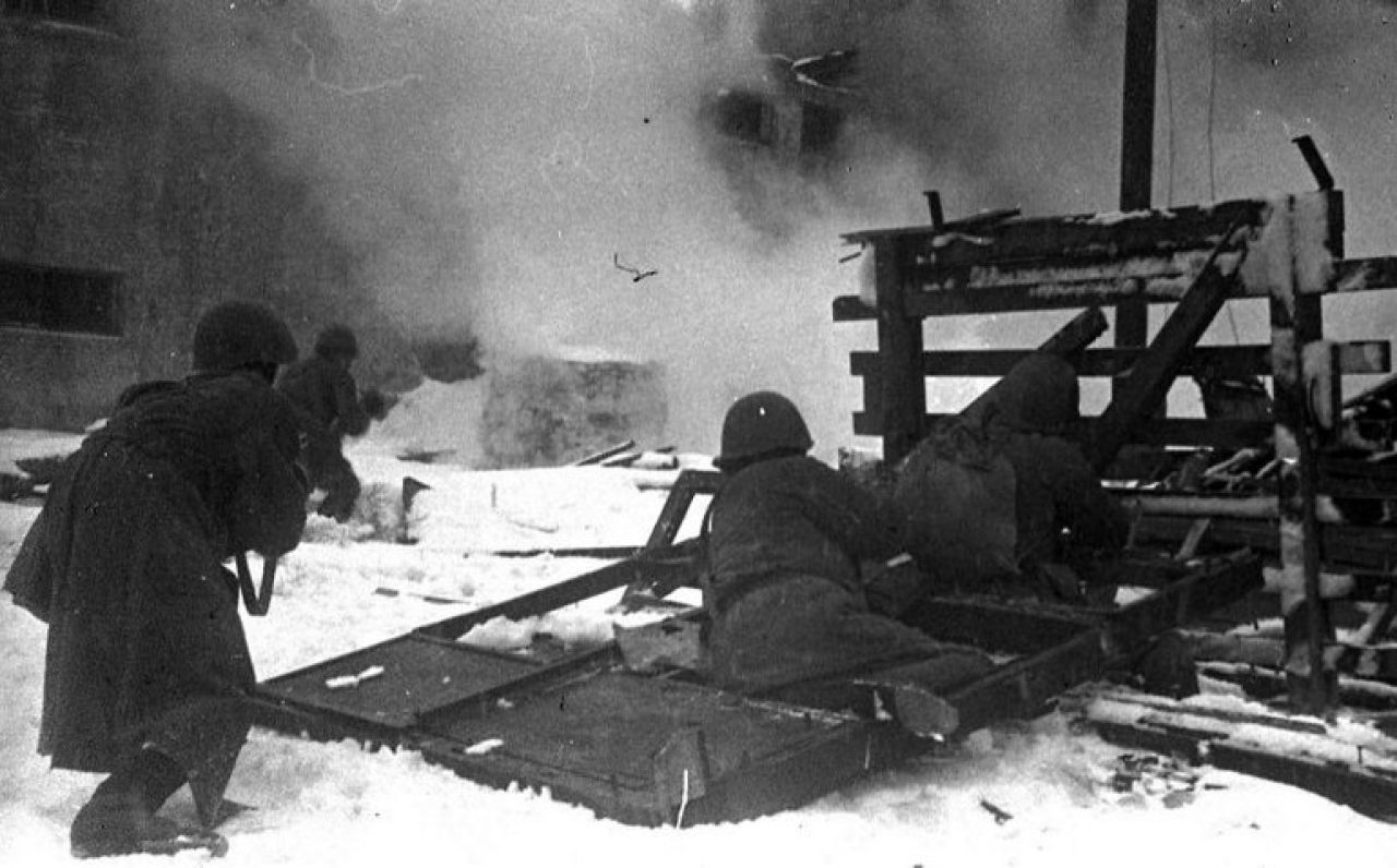 Советские автоматчики выбивают немцев из цехов завода в Сталинграде. Декабрь 1942 года. Автор: А. Кричевский