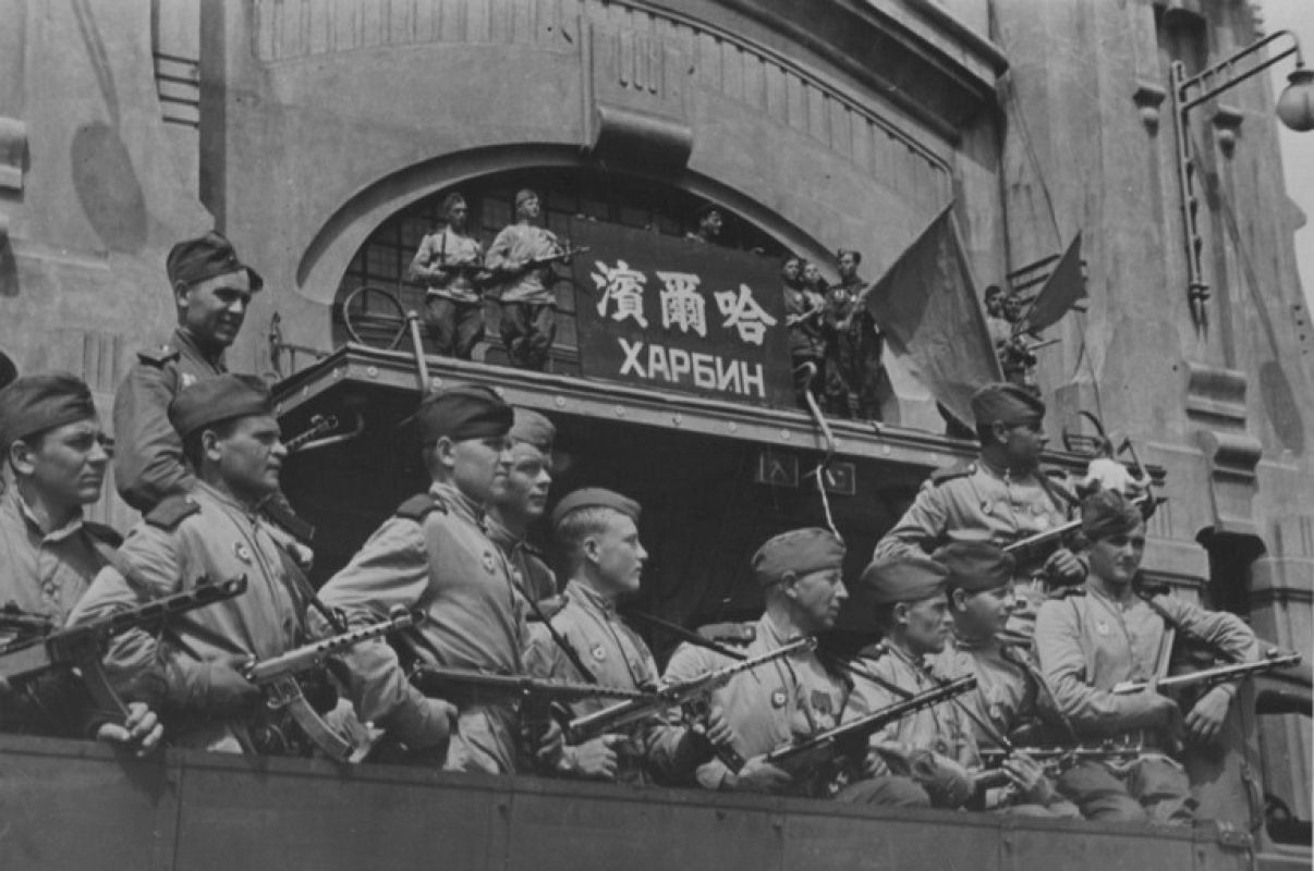 Советские бойцы-гвардейцы у здания железнодорожного вокзала в Харбине. 1945 год. Автор: Е. Халдей