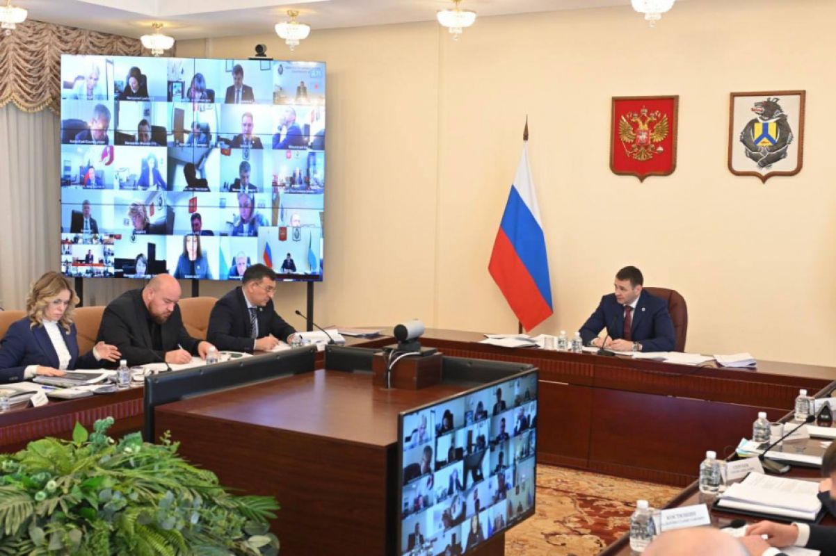 Дмитрий Демешин поручил активизировать работу по обеспечению жильём детей-сирот