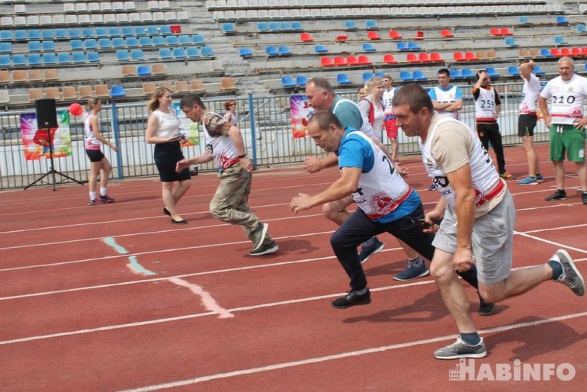 Спорт в Хабаровске: футбольная тренировка, пробежка и турнир по хоккею